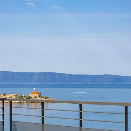 Beachfront Wave Srzic Apartment Makarska
